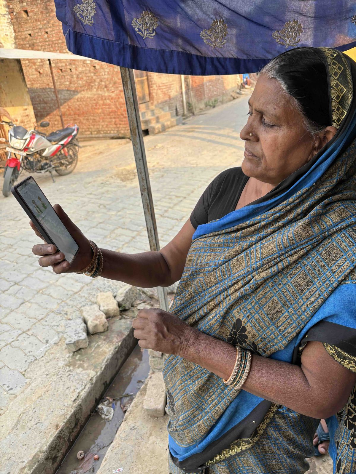 Customer using Dhoop